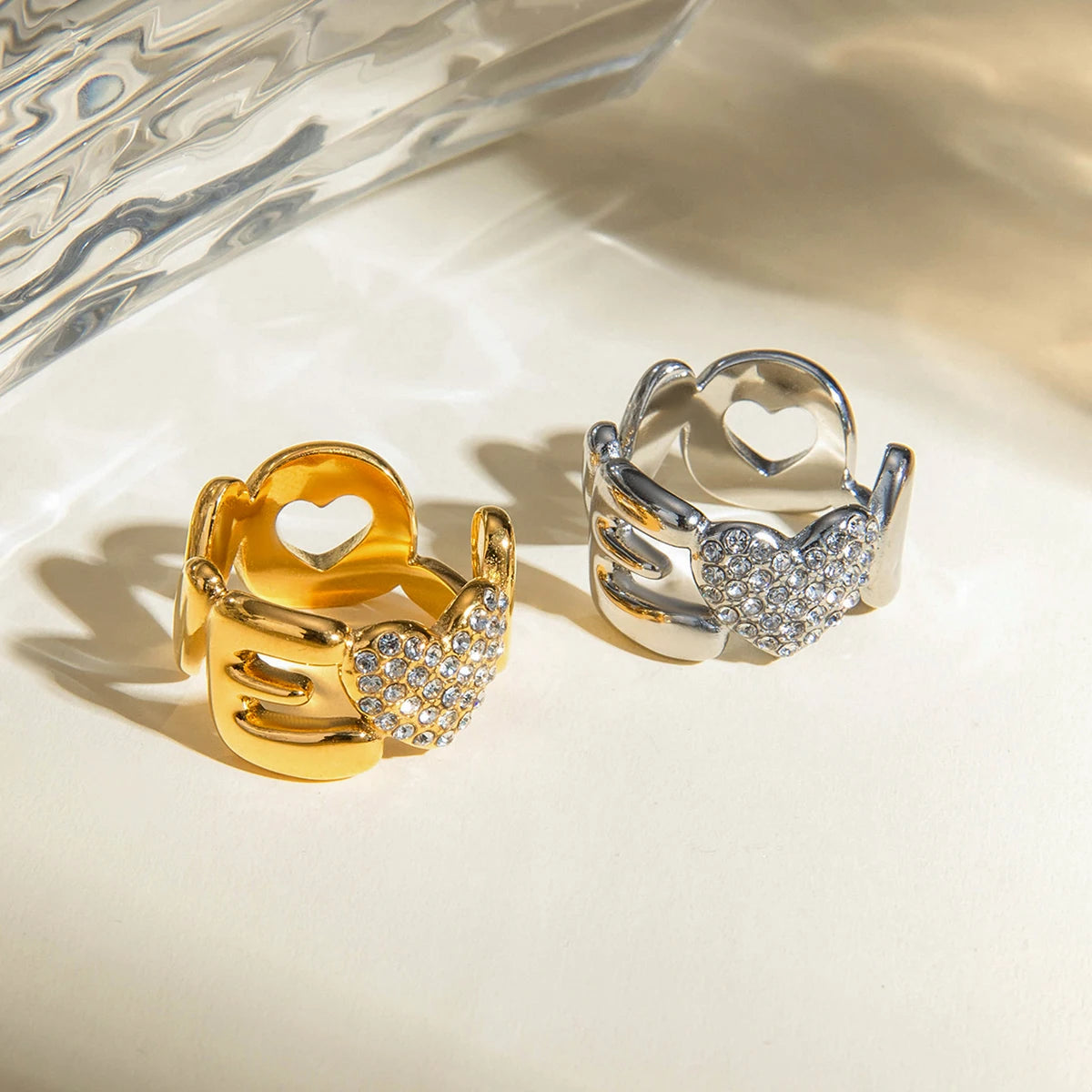 Bague fermée premium pour femmes en acier inoxydable léger et confortable, plaquée PVD 18K, avec incrustation géométrique de lettre LOVE et strass