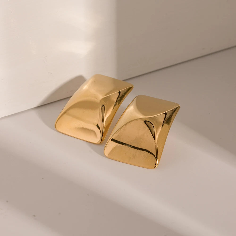 گوشواره زنانه ضد حساسیت با روکش طلای 18 عیار، استیل ضد زنگ مقاوم در برابر تغییر رنگ، آینه‌ای، مربعی شکل و ضخیم با میخ‌های برجسته