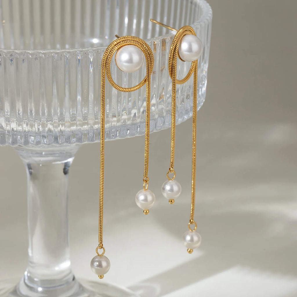 گوشواره‌های منگوله‌ای زنجیره‌ای مار گرد مروارید پوسته‌ای تقلیدی از جنس فلز استیل ضد زنگ با روکش 18K PVD جلوگیری از حساسیت جواهرات گوش