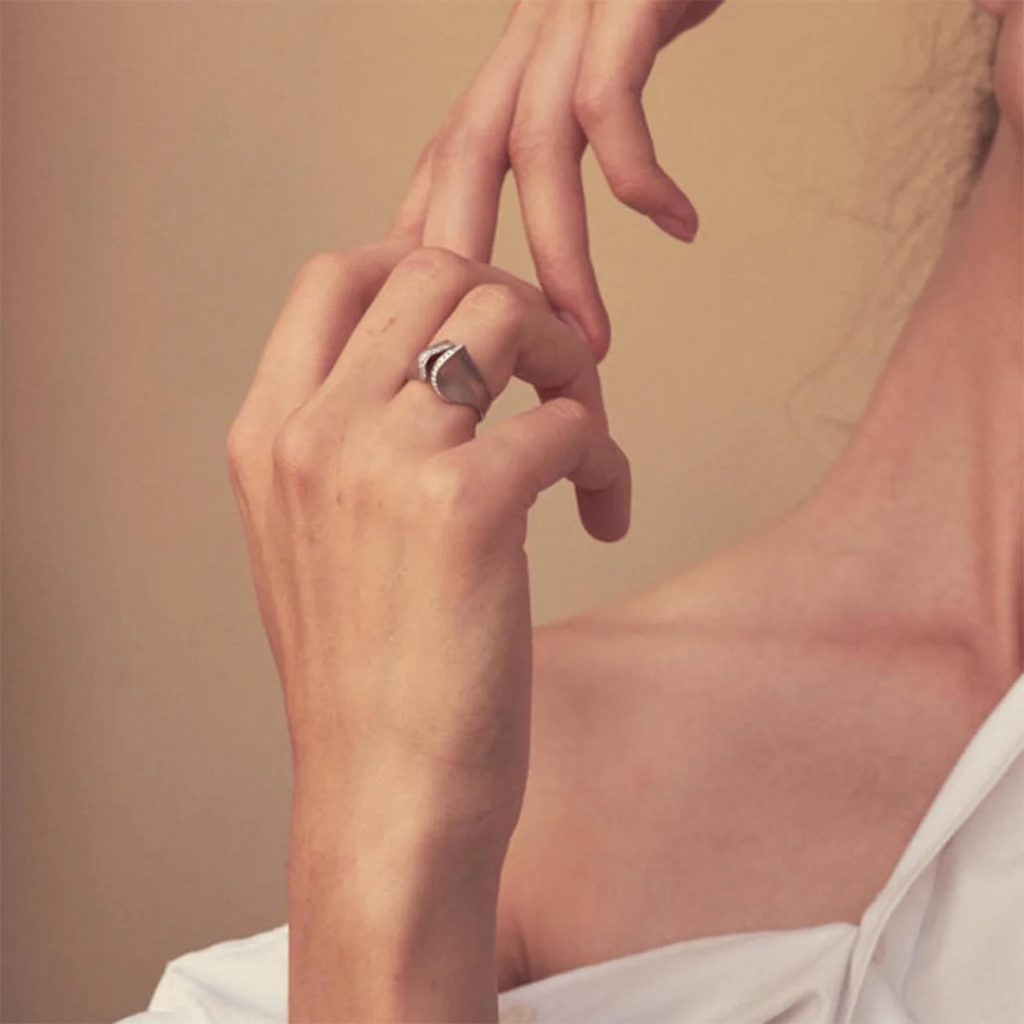 18k vergoldeter Damenring aus Edelstahl, wellenförmig, offen, mit Einlage aus Strasssteinen, Statement-Textur, klobige Ohrringe, Partygeschenk