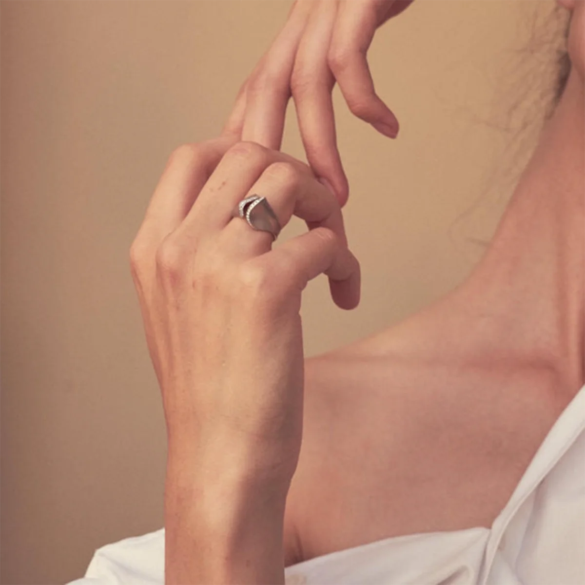 18k vergoldeter Damenring aus Edelstahl, wellenförmig, offen, mit Einlage aus Strasssteinen, Statement-Textur, klobige Ohrringe, Partygeschenk