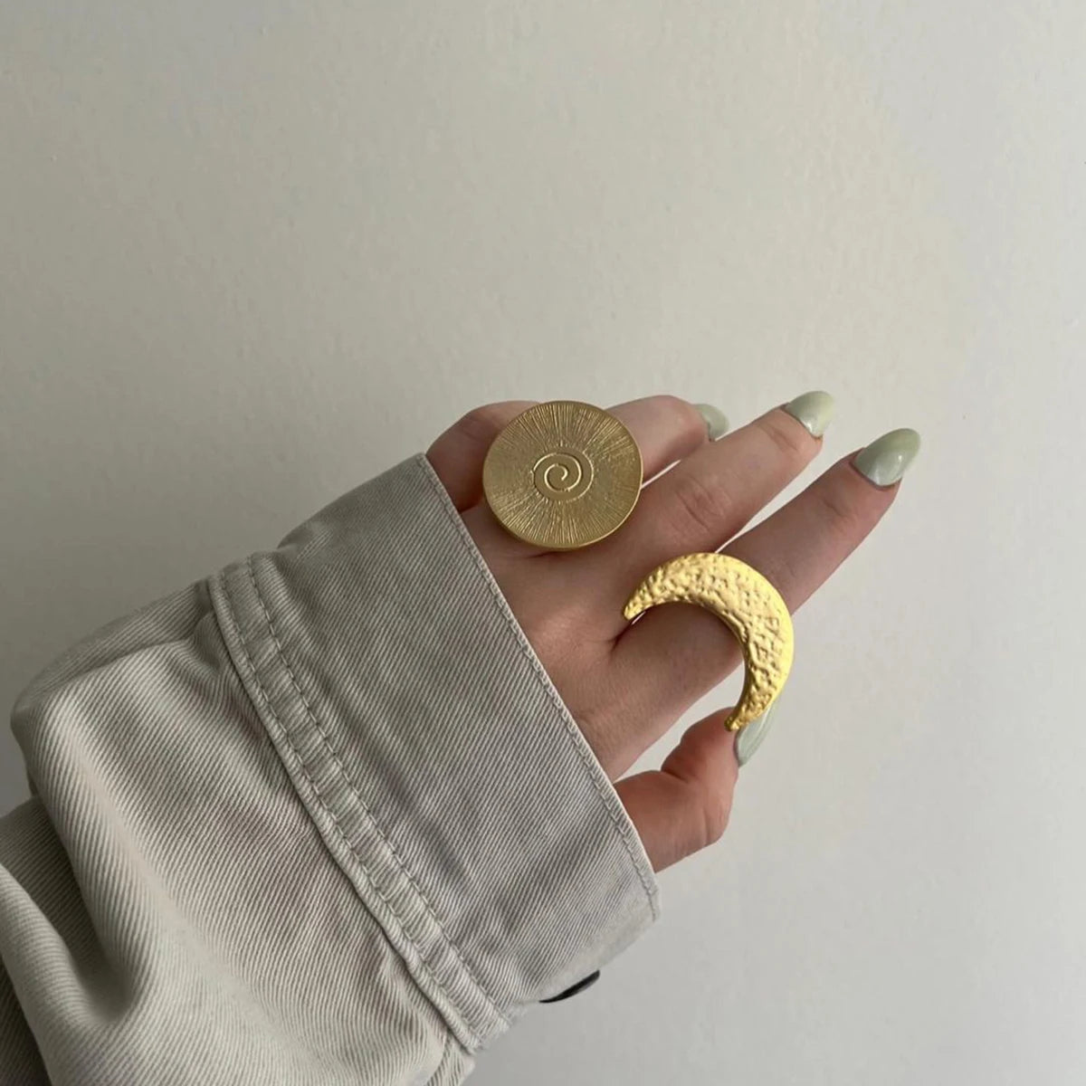 18K PVD-beschichtete trendige Edelstahl-Hammerstruktur Halbmond-Ohrringe Öffnungsring-Set wasserdicht für Frauen Gala-Geschenk