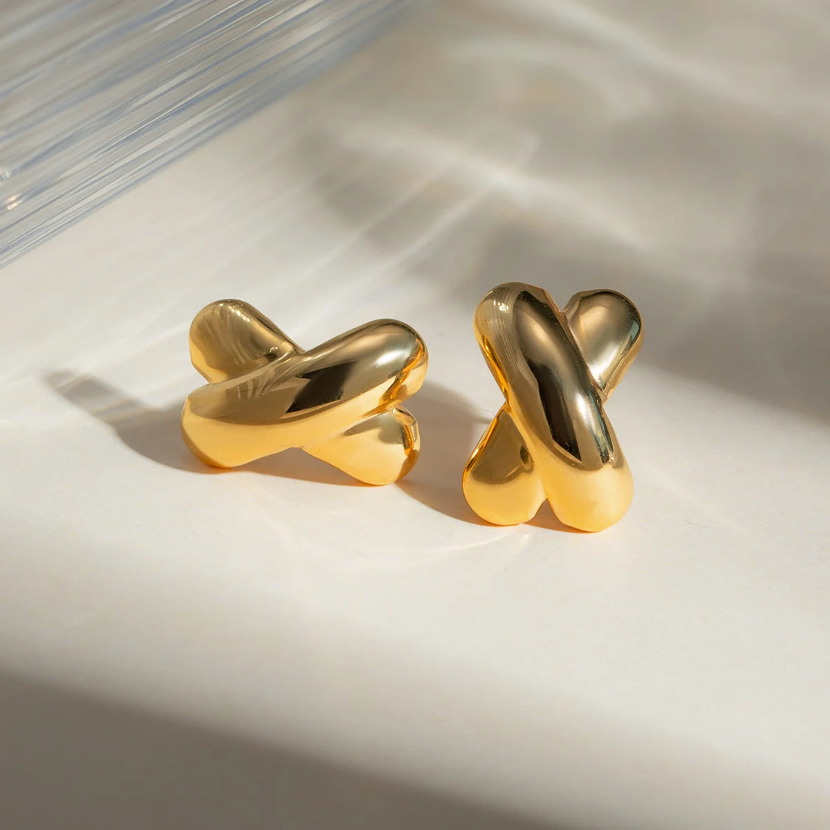 Rustfrit stål brede X-formede vintage ørestikker PVD 18k belagt høj kvalitet gratis temperament charmsmykker til kvinder