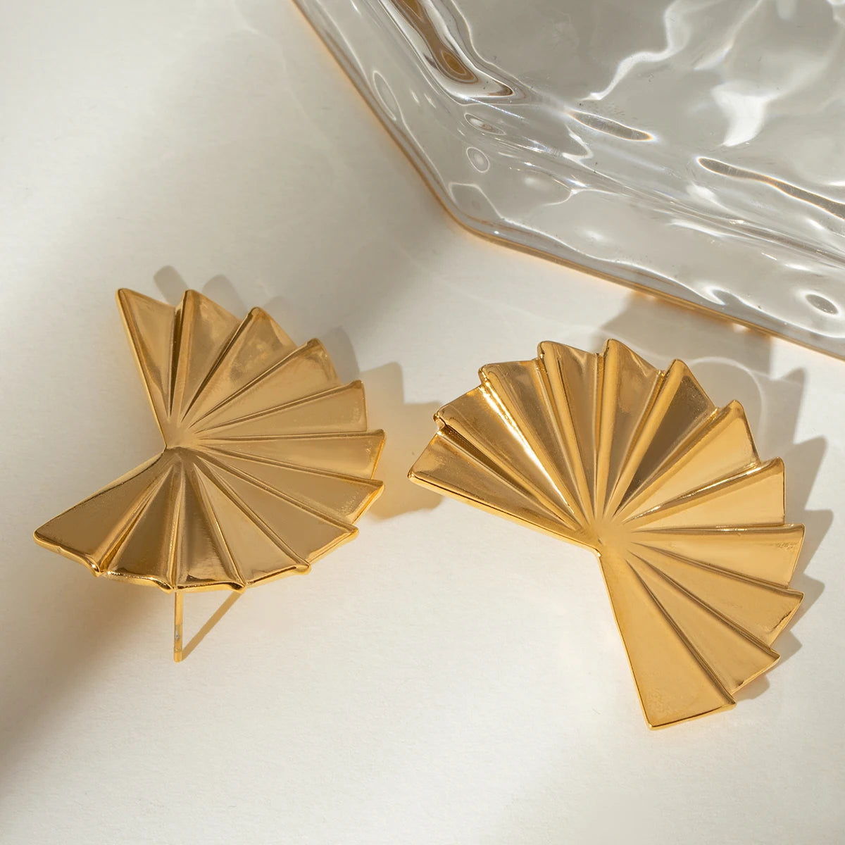 18K goud vergulde roestvrijstalen gladde geplooide waaier-vormige oorbellen dames charms metalen textuur waterdichte sieraden gala cadeau