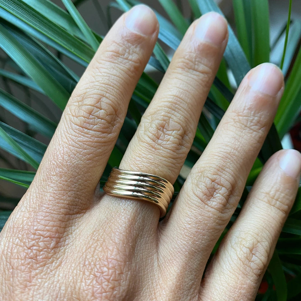 Exquisito anillo cerrado ondulado de líneas simples geométricas de acero inoxidable 18K impermeable para mujer de alta calidad бижутерия regalo para fiesta