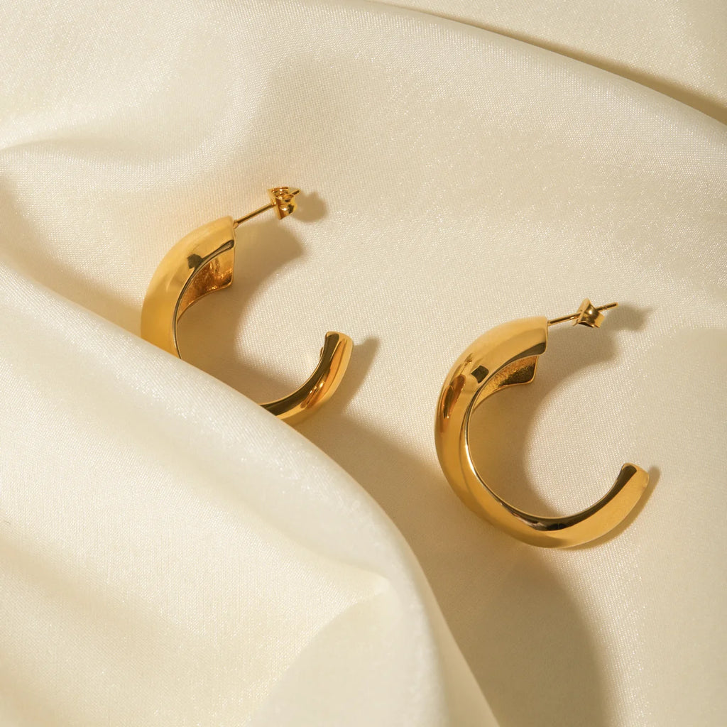 18kゴールドメッキ スタイリッシュなゴールド＆シルバー マッチングC字型イヤリング ステンレススチール レディース アレルギー防止 メタル 独特なジュエリー