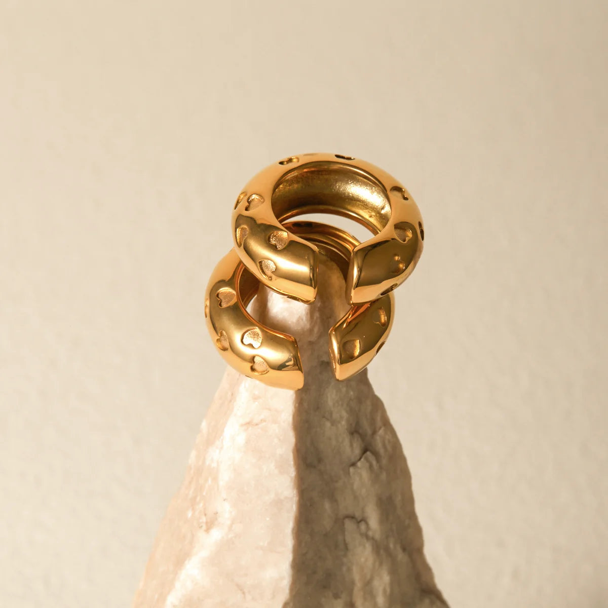 Kreativ anløbningsfri rustfrit stål kærlighedshjerte hult C-formet øreklemme 18K Pvd forgyldt metaltekstur Modesmykker