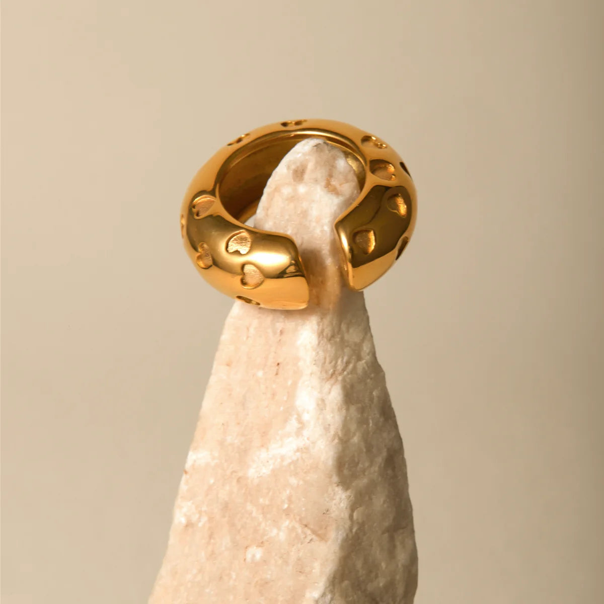 Kreativ anløbningsfri rustfrit stål kærlighedshjerte hult C-formet øreklemme 18K Pvd forgyldt metaltekstur Modesmykker