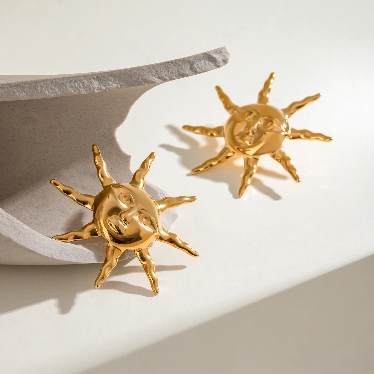 18K Stainless Steel Stylish Vintage Hammer Pattern Smiling Sun Earrings Women Trendy Charm Metal Chic Statement Jewelry