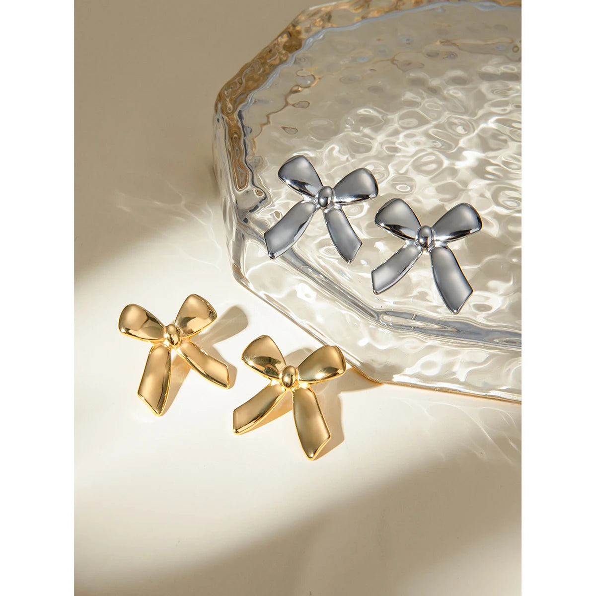 18K forgyldt rustfrit stål Geometrisk sløjfedesign Glatte øreringe Metaltekstur Delikat Temperament Modesmykker