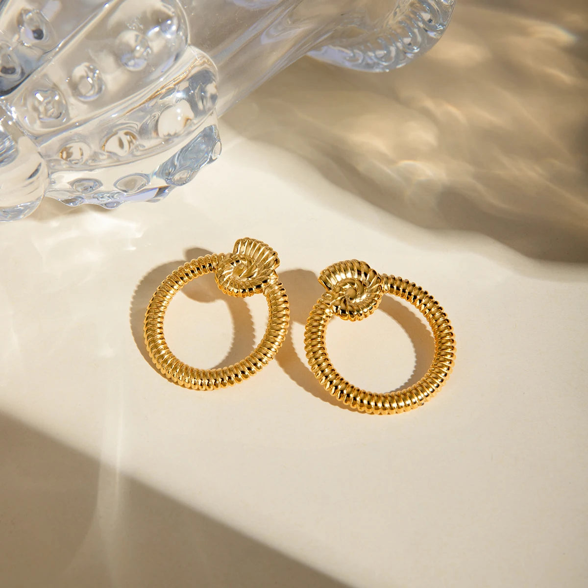 Rustfrit stål 18k forgyldt vintage runde små gevindskårne konkylieøreringe Vandtætte mode charme smykker fest