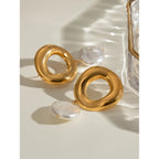 18K vergoldete Edelstahl-Imitationsmuschelperlen Hohle runde Anhängerohrringe Zarte wasserfeste tägliche Schmuckstücke