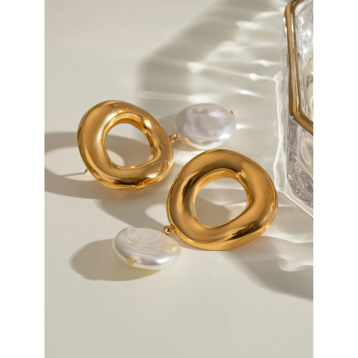 18K vergoldete Edelstahl-Imitationsmuschelperlen Hohle runde Anhängerohrringe Zarte wasserfeste tägliche Schmuckstücke