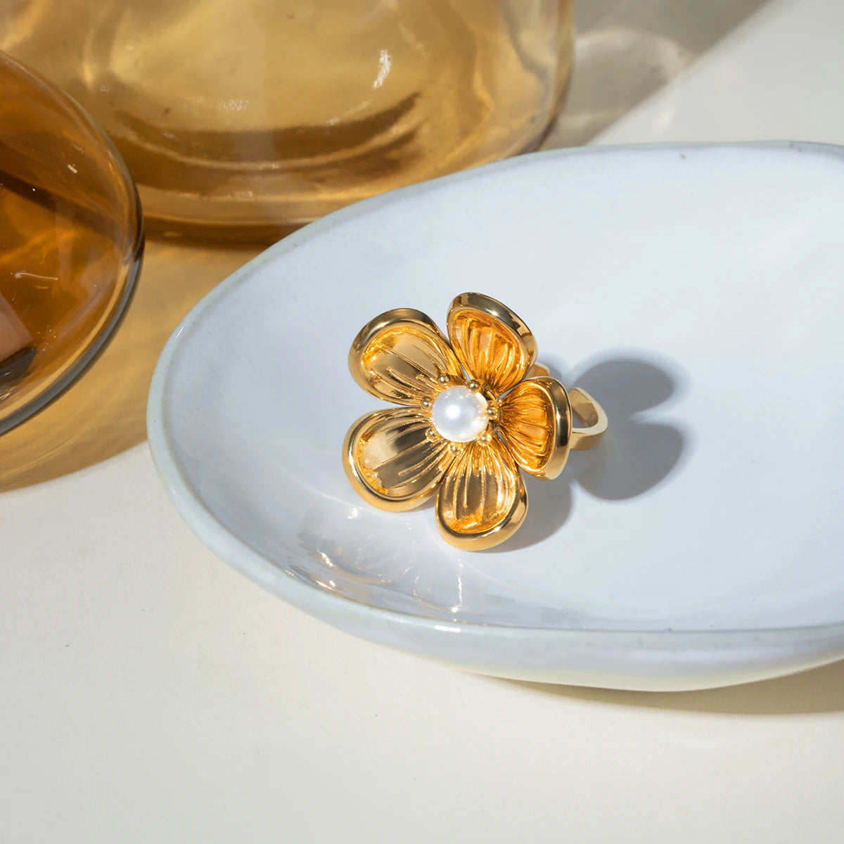 Minimalistischer, 18k vergoldeter, leichter, gemütlicher, blumenförmiger, haftender Kunststoff-Perlen-Öffnungsring für Frauen, Statement-Schmuck aus Edelstahl