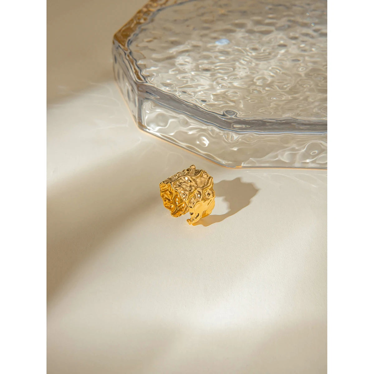 Exquisiter 18K PVD-beschichteter Edelstahl, zartes Hammerschlagmuster, weit geöffneter Ring, Damen, hochwertige Charme, stilvoller Schmuck