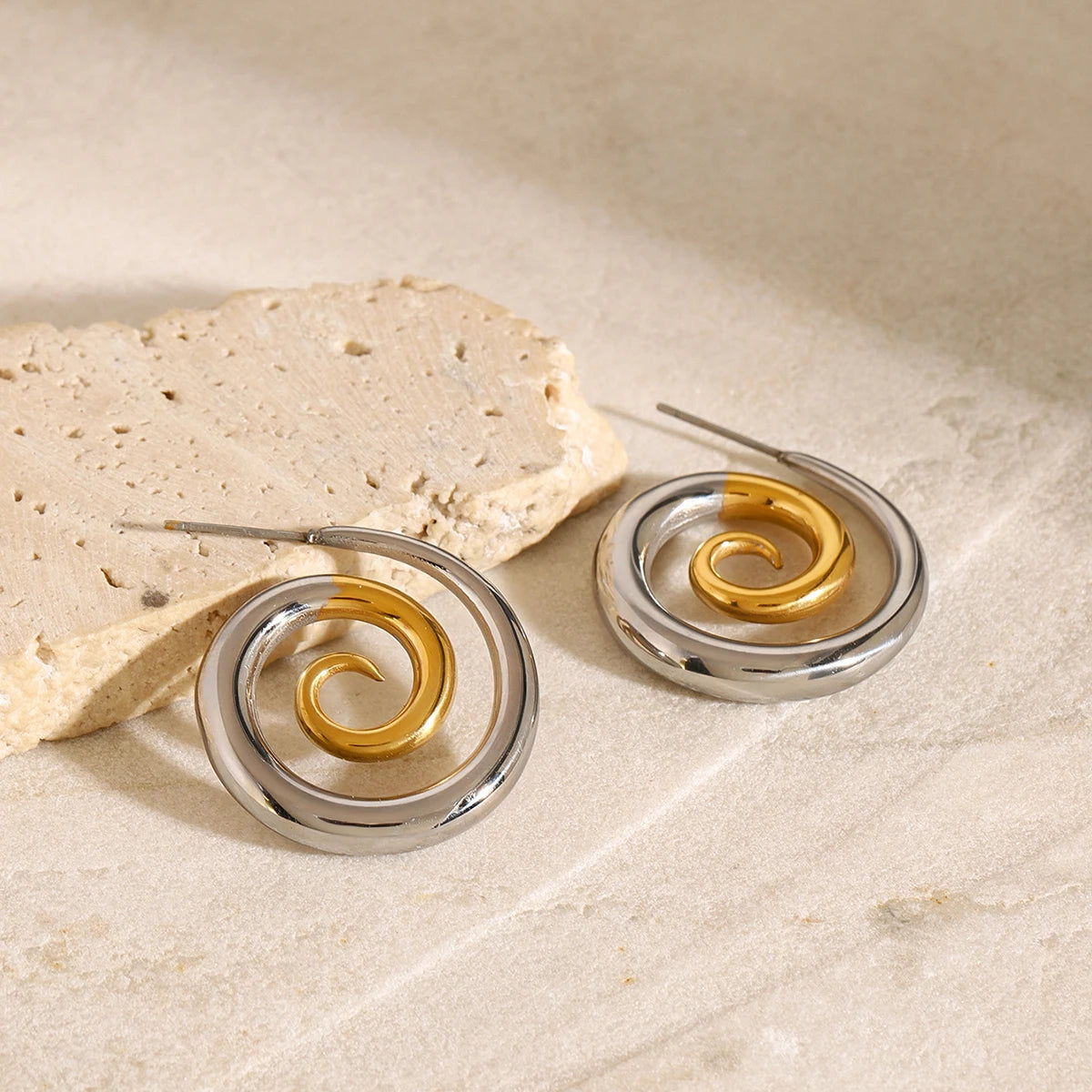 18K vergoldete gold-silberfarbene, farblich abgesetzte, ausgefallene Persönlichkeit, einfache drehbare, kreative Ohrringe für Frauen, anti-allergisch, Gala-Geschenk