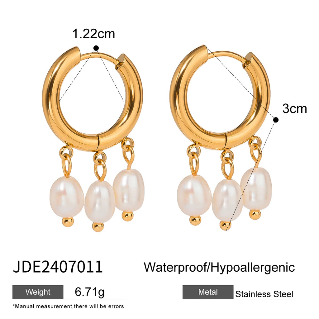 18K PVD Kreative rostfreie Edelstahl-Ohrringe mit drei weißen Süßwasserperlen, elegante Creolen für Frauen, personalisierter Schmuck