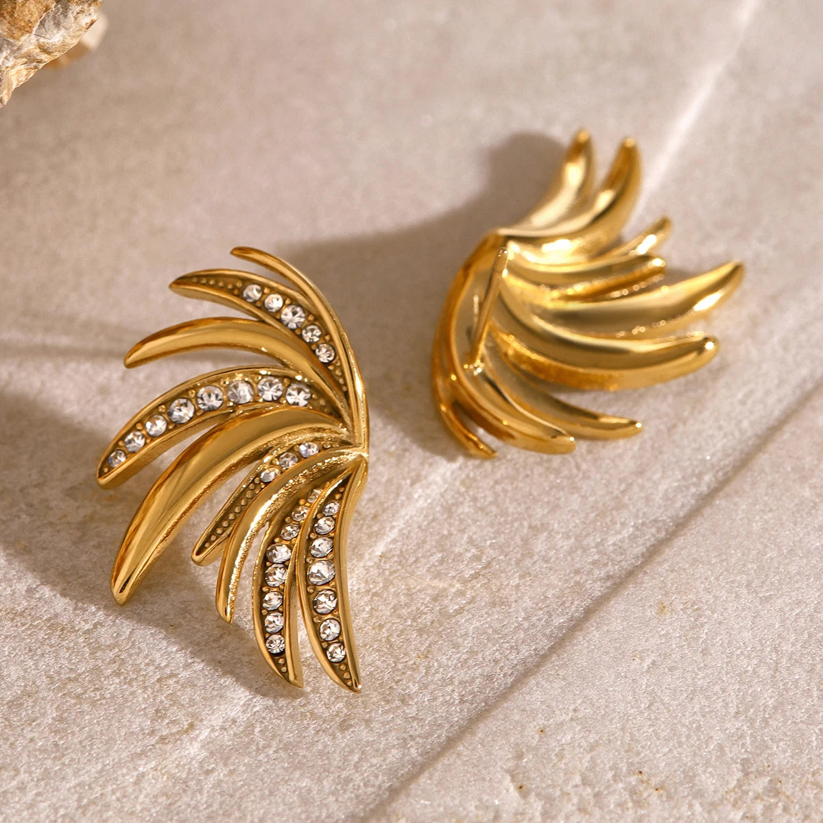 18K PVD goldbeschichtete Blattflügel-Ohrringe mit Einlage aus weißem Zirkonia, Edelstahl, Damen, auffälliger, unverwechselbarer, rostfreier Schmuck