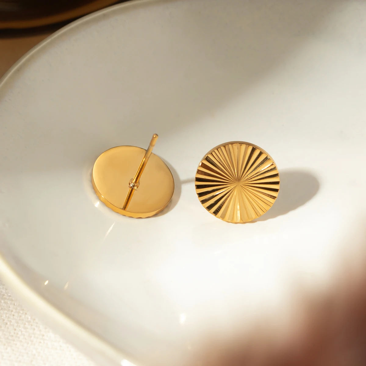 18K PVD-beschichtete Edelstahl-Ohrstecker in runder Sonnenform, hohe Qualität, geometrisch, wasserdicht, exquisite Schmuckgeschenke für Frauen