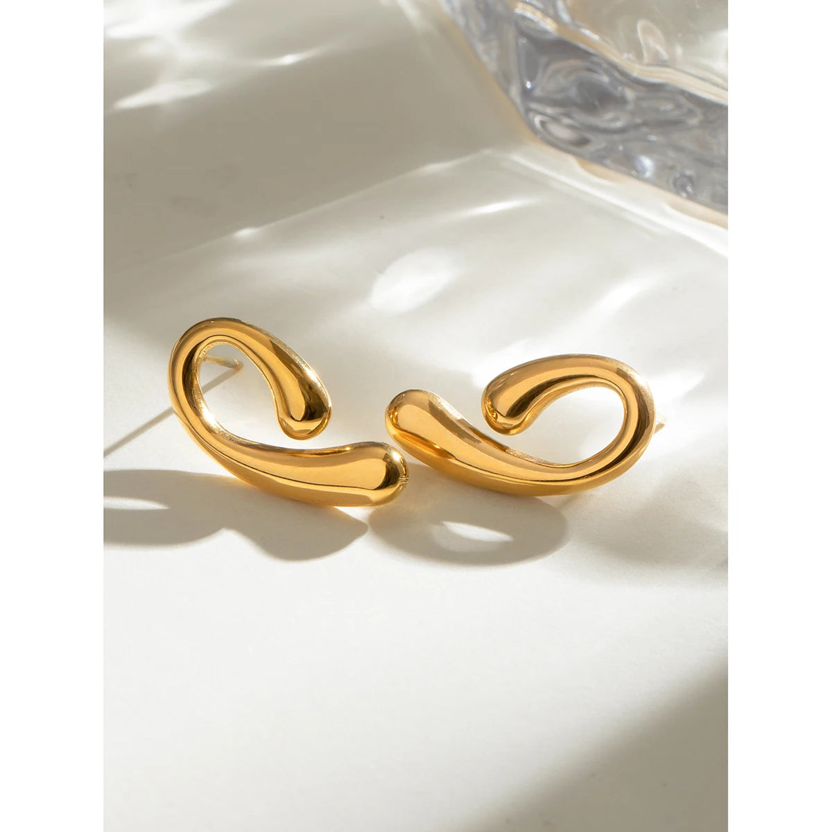 Minimalistisk 18K forgyldt rustfrit stål blank vanddråbe komma uregelmæssige øreringe kvinder daglige trendy charmsmykker