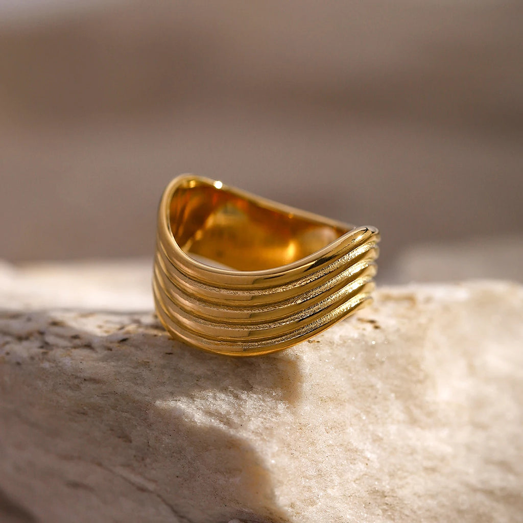 Exquisito anillo cerrado ondulado de líneas simples geométricas de acero inoxidable 18K impermeable para mujer de alta calidad бижутерия regalo para fiesta