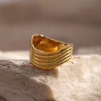 Exquisito anillo cerrado ondulado de líneas simples geométricas de acero inoxidable 18K impermeable para mujer de alta calidad бижутерия regalo para fiesta
