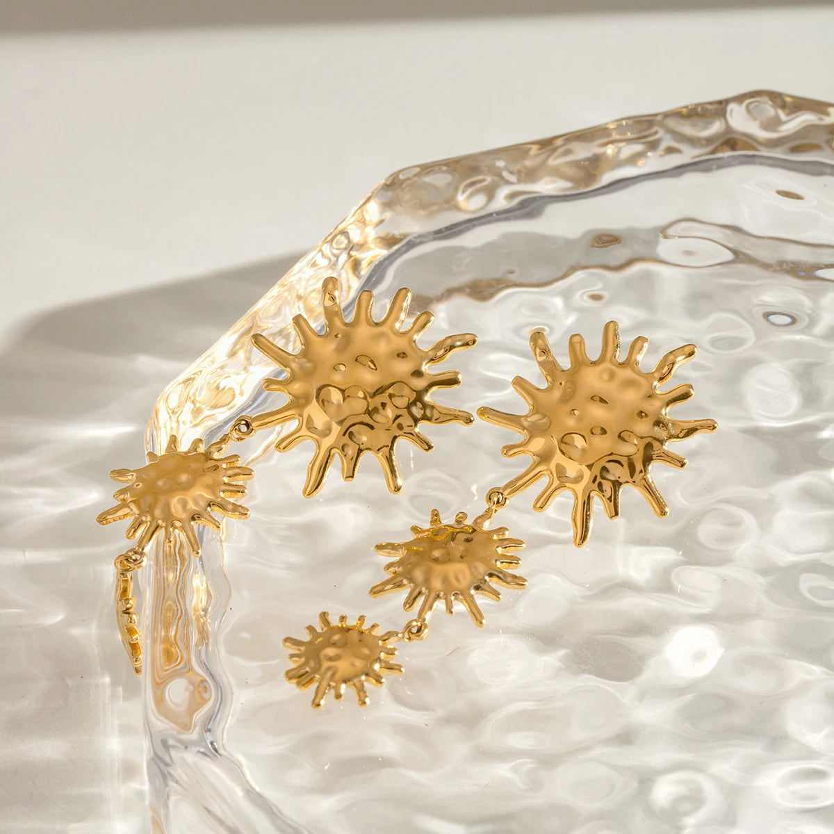 Brincos Pendente em Forma de Sol com Estampa de Martelo na Moda, Metal de Aço Inoxidável, Revestido com PVD 18K, Antialérgico, Joia Atraente para Ouvido