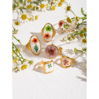 Leichter, gemütlicher, 18k vergoldeter minimalistischer weißer Tropfen-Öl getrockneter Blumen-Open-End-Ring für Frauen aus Edelstahl Statement-Schmuck