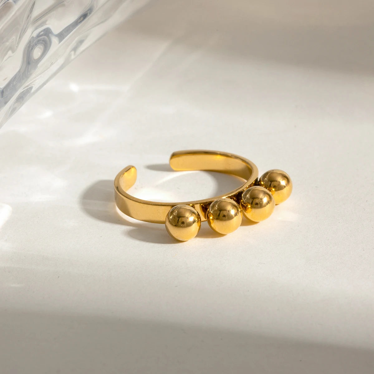 Personalisierter Ball mit glatter Oberfläche, Öffnungsring aus Edelstahl, 18K PVD goldbeschichtet, allergiepräventiver Schmuck