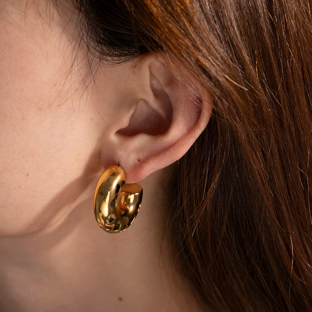 Rustfrit stål højkvalitets 18K forgyldt buttet C-formet Love Heart hule ørestikker Minimalistiske rustsikre charmesmykker