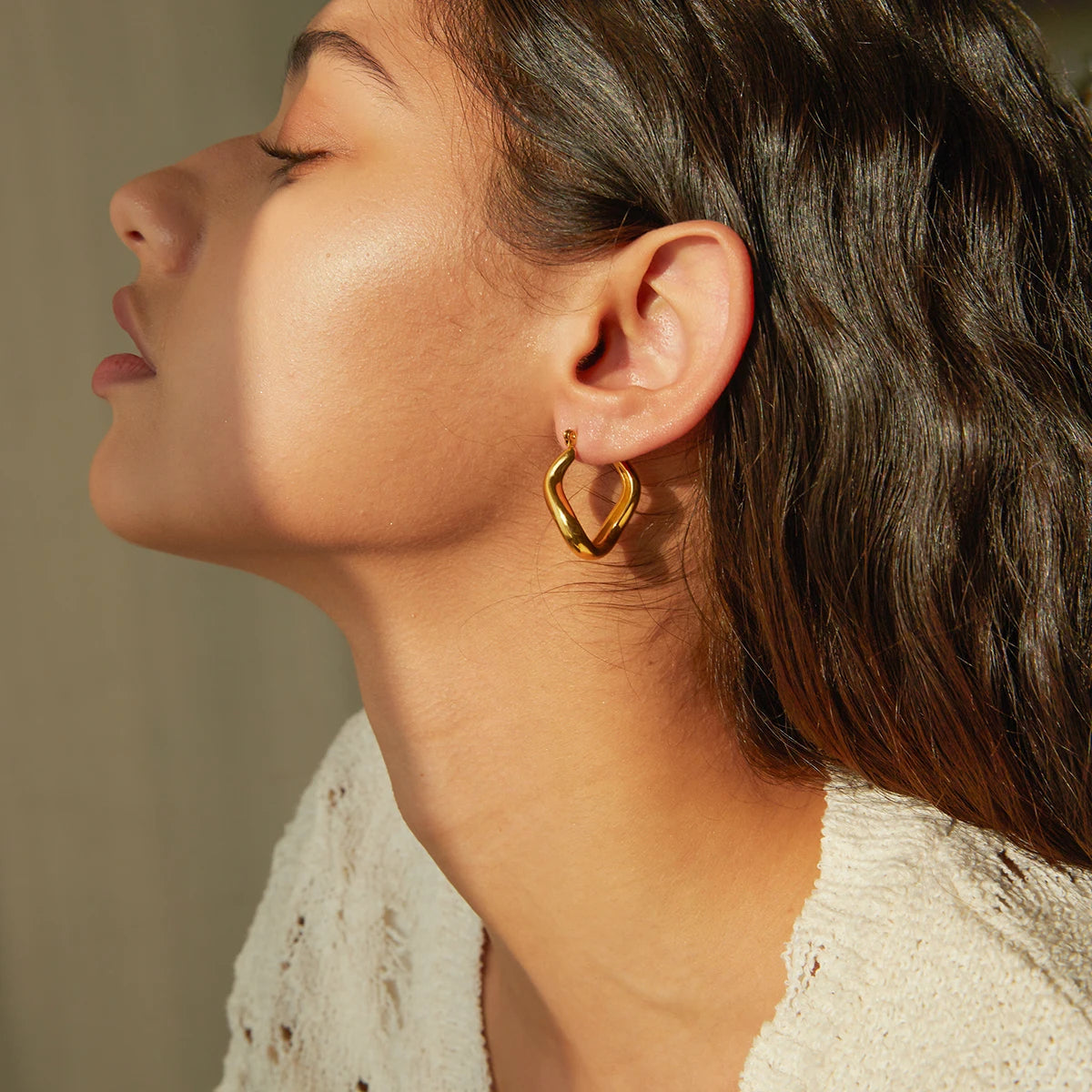 18k Gold Plated Delicate Stainless Steel Wavy Design U-shaped Hoop Earrings Light Cozy Jewelry for Women