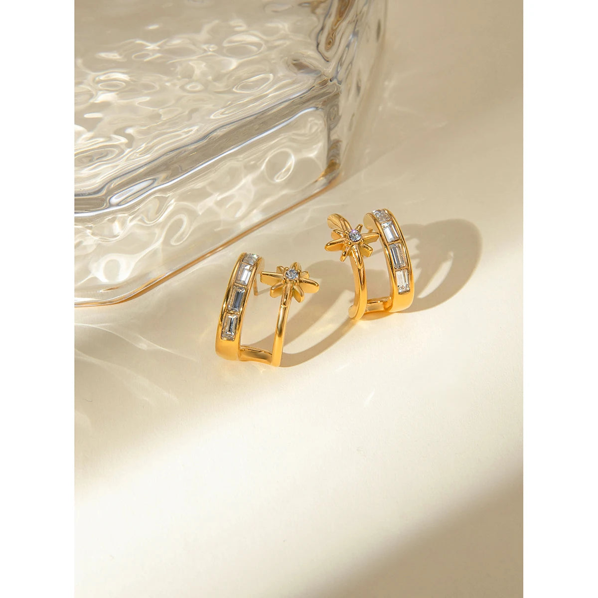 18K PVD-beschichtete Edelstahl-Halbmond-hohle bunte Zirkone Stern-Ohrringe wasserdicht trendige Damen exquisite Schmuck Bijoux