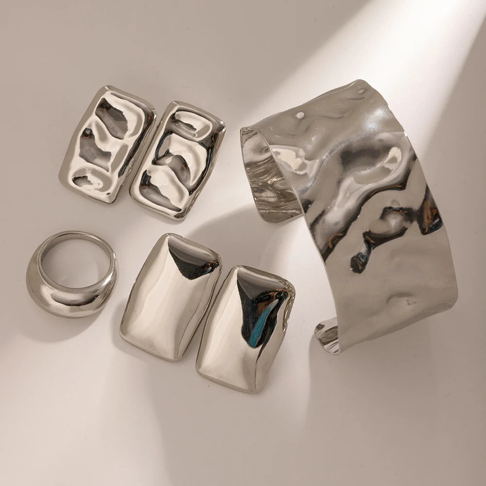 Low Key Luxe Roestvrij Staal Adembenemend Reflecterende Afwerking Oorbel Zilverkleurige Textuur Vrouwen Dagelijks Draagcadeau