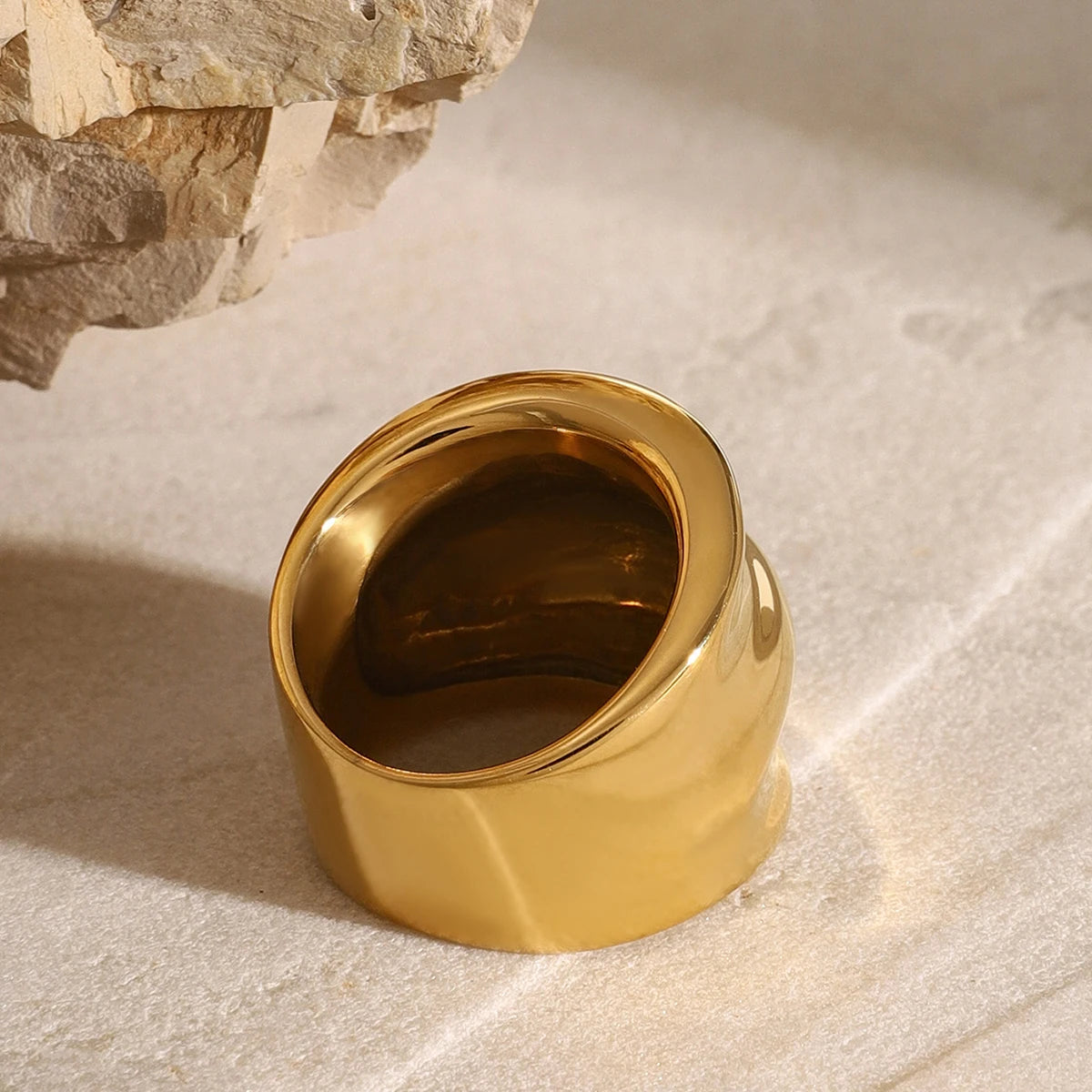 Bague brillante triple couche à grain de marteau en acier inoxydable avec charme PVD 18K, taille 7, accessoire de mode féminin attrayant, résistant à la rouille