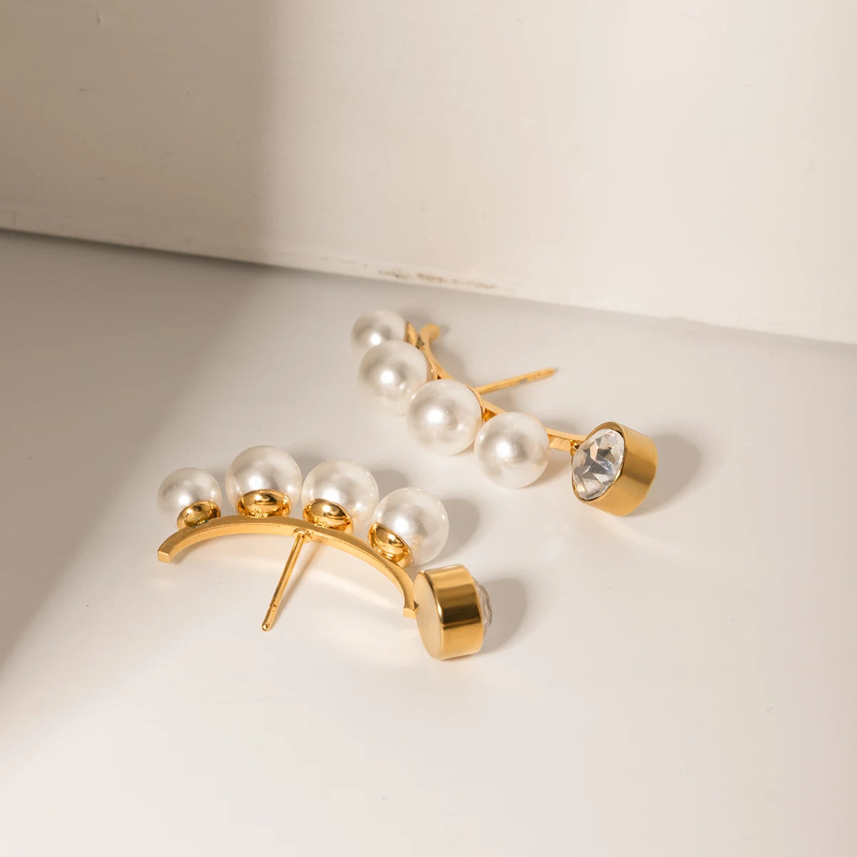 18k vergoldete, rostfreie Edelstahl-Ohrringe mit gebogenem Perlenanhänger, Zirkon-Einlage, exquisite Sommer-anti-allergische Schmuckstücke