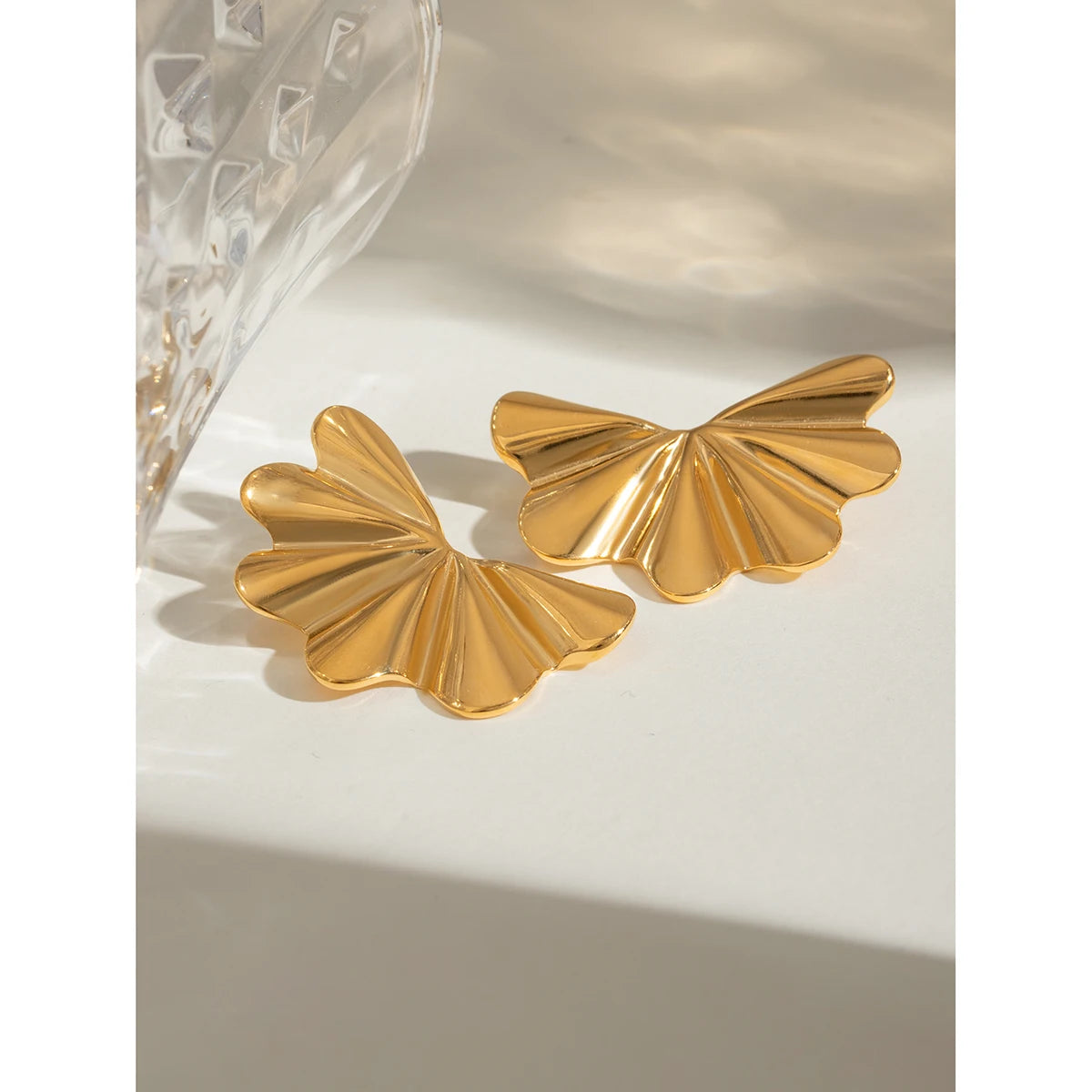Minimalistische 18K vergoldete Edelstahl glänzende Blüten-Ohrringe für Frauen, tägliche Metallstruktur, trendiger Charme Schmuck Bijoux