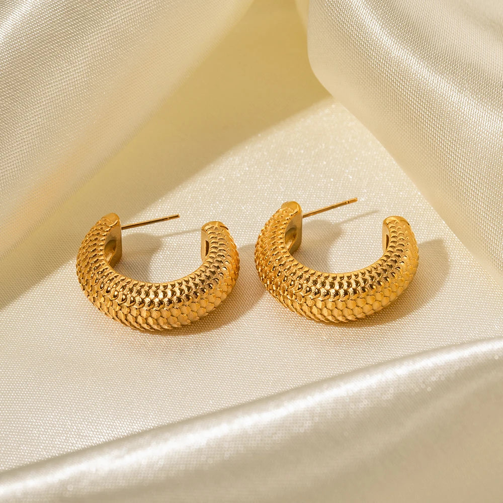 18K guldbelagt kreativ anløbsfri rustfrit stål fiskeskala tekstur C-formede øreringe metal tekstur mode smykker