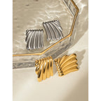 Nye trendy 18k forgyldte personlighed uregelmæssige plisserede øreringe Rustfrit stål Statement Stilfulde vandtætte smykker kvinder