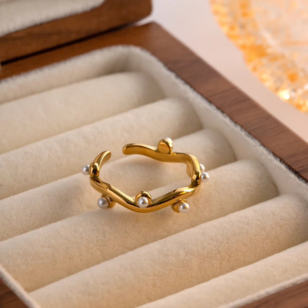 18K vergoldeter Edelstahl unregelmäßige Wasserwellen weiße Perlen Blattzweig Stapelringe Textur trendiger Schmuck Bijoux