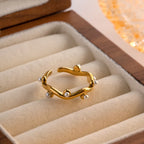 18K vergoldeter Edelstahl unregelmäßige Wasserwellen weiße Perlen Blattzweig Stapelringe Textur trendiger Schmuck Bijoux