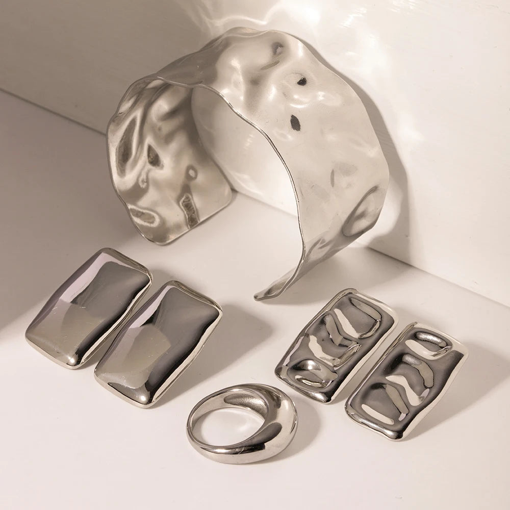 Low Key Luxe Roestvrij Staal Adembenemend Reflecterende Afwerking Oorbel Zilverkleurige Textuur Vrouwen Dagelijks Draagcadeau