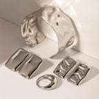 Low Key Luxe Roestvrij Staal Adembenemend Reflecterende Afwerking Oorbel Zilverkleurige Textuur Vrouwen Dagelijks Draagcadeau