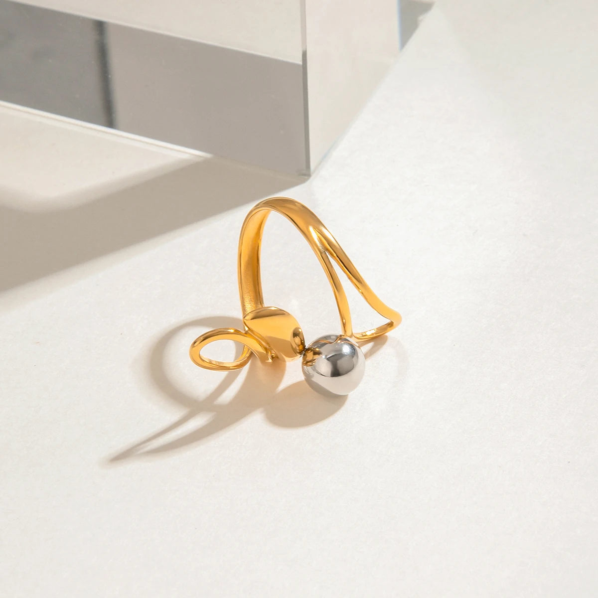 Gold-Silber-Farbabstimmung Unregelmäßiger Hohlstahlkugelring 18K PVD-beschichtet Damen Anti-Allergie Metallanhänger Täglicher Schmuck