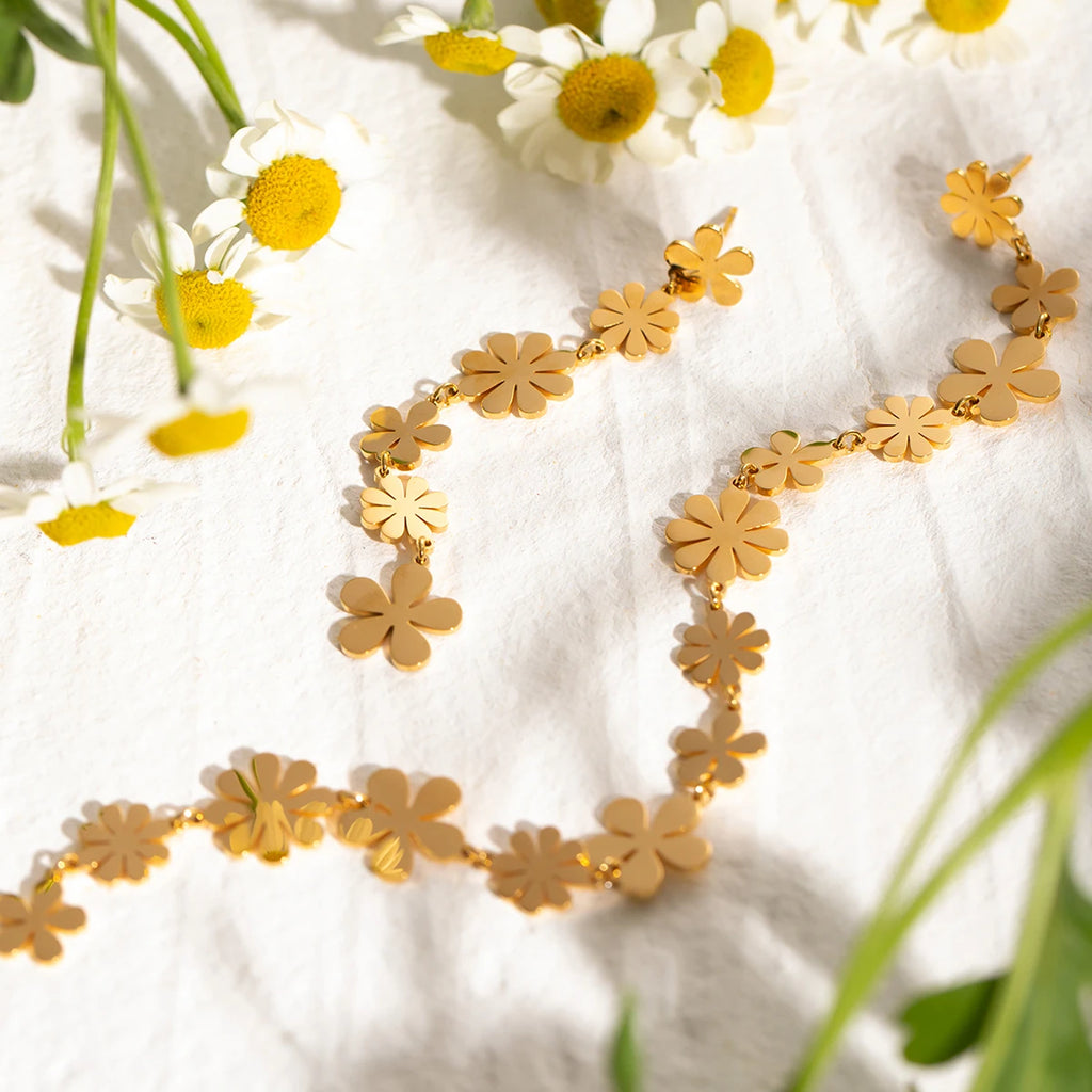 Schicke Sommer Edelstahl Leicht Luxus 18K PVD-beschichtete Lange Asymmetrische Kleine Gänseblümchen Anhänger Ohrringe Damen Statement Schmuck