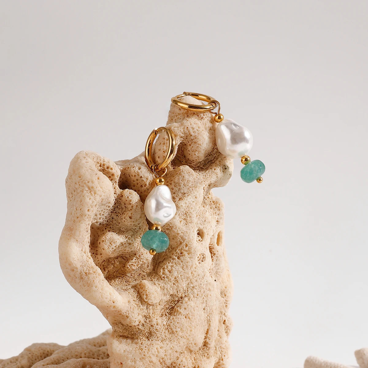 Elegante 18k vergoldete Edelstahl-Ohrringe mit Imitationsperlen und grünem Naturstein, Damen, allergiepräventiver Schmuck