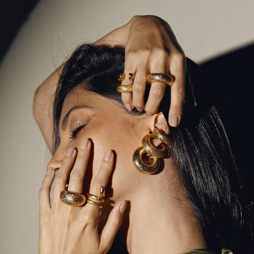 18K guldbelagt kreativ anløbsfri rustfrit stål fiskeskala tekstur C-formede øreringe metal tekstur mode smykker