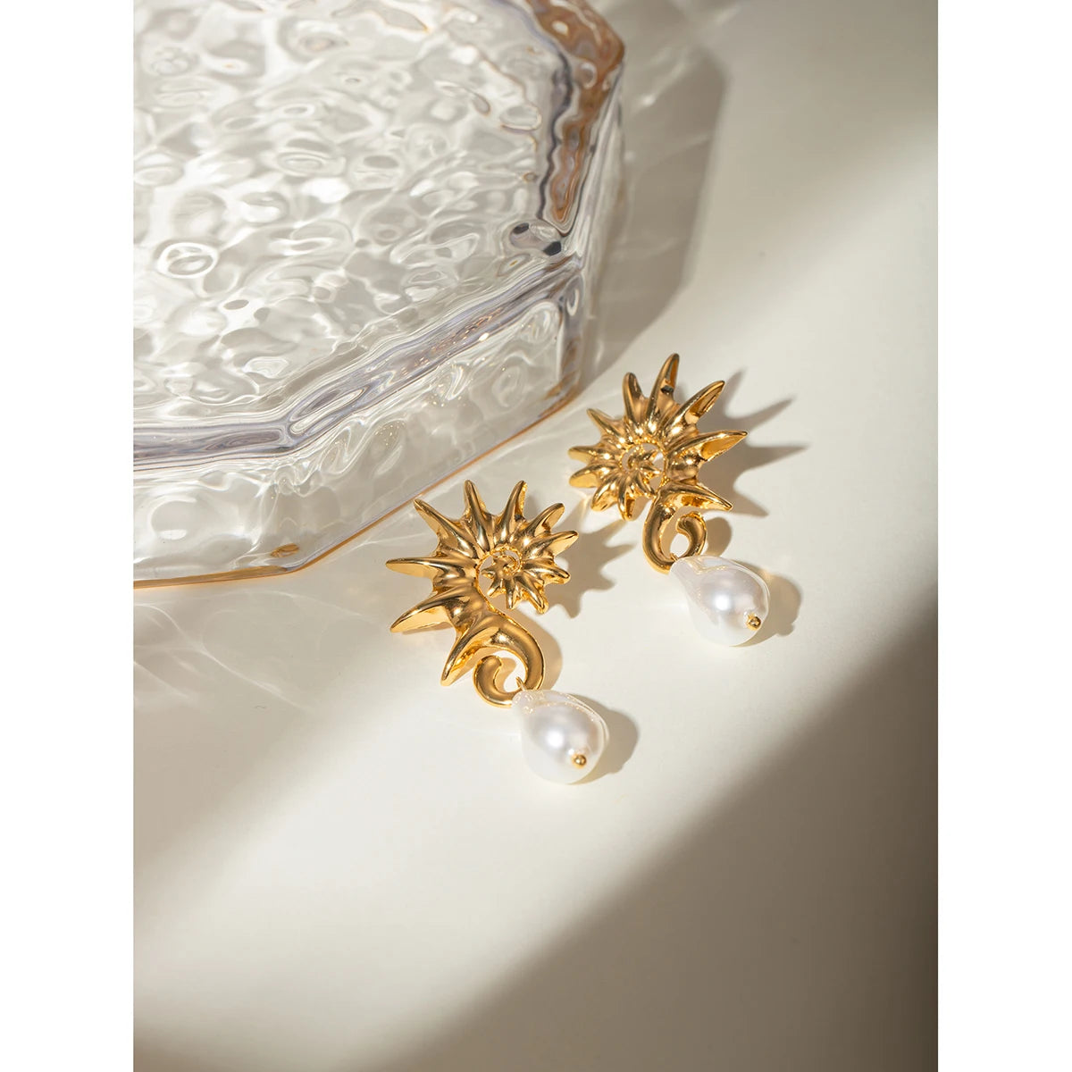 18K PVD-beschichteter Edelstahl Einfacher Seepferdchen-Faden Hängende Imitationsperlen-Ohrringe Wasserdicht Hochwertiger Damenschmuck