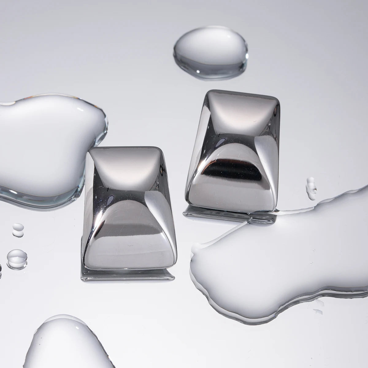 گوشواره زنانه ضد حساسیت با روکش طلای 18 عیار، استیل ضد زنگ مقاوم در برابر تغییر رنگ، آینه‌ای، مربعی شکل و ضخیم با میخ‌های برجسته