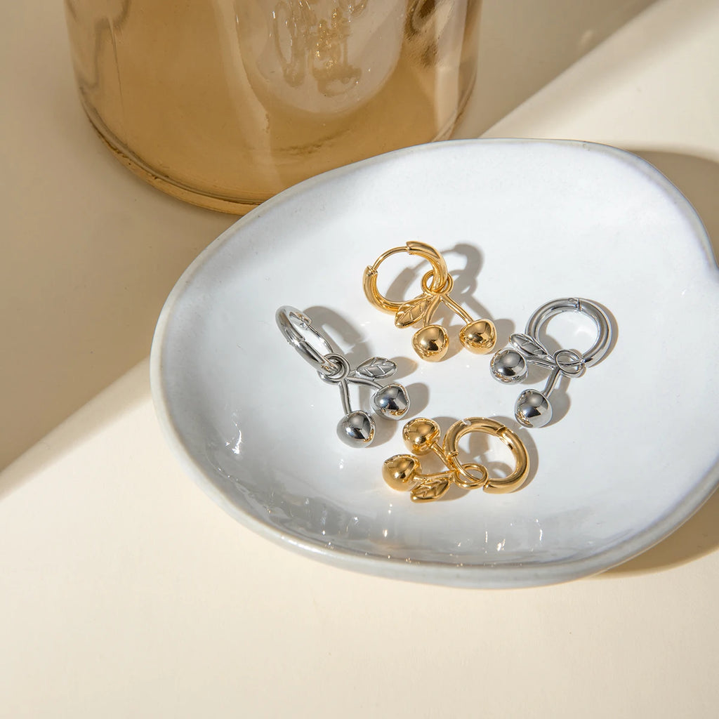 18K forgyldt rustfrit stål geometrisk kirsebærdesign Guldfarve vedhængsøreringe delikat temperament Modesmykker Kvinder