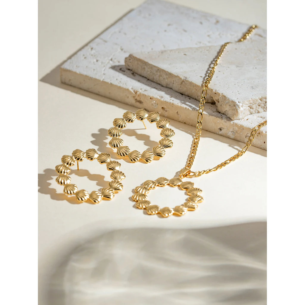 مجموعه گردنبند و گوشواره مینیمالیستی با روکش PVD طلای 18 عیار، سبک، راحت، از جنس استیل ضدزنگ به شکل صدف گرد، جواهرات زنانه مد روز و باکیفیت